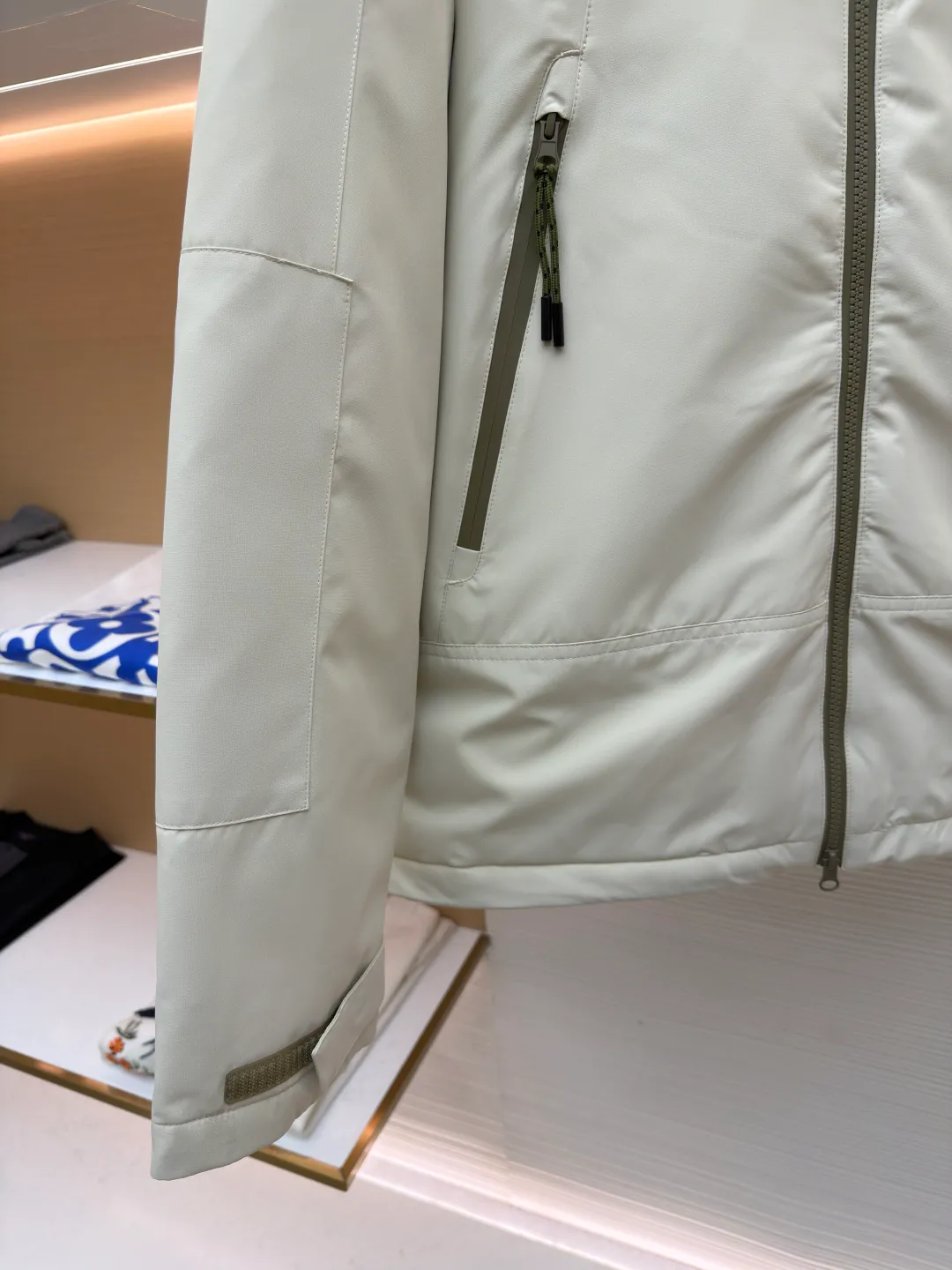 Ralph Lauren logo hooded down jacket ●Original version: Purchased and developed in 2519 ●Item number: 1682204-D60 ●Fabric: White duck down fabric ●Technology: Mechanical down filling ●Color: white ●Version: Fitted version ●Weight: about 880 grams ●Size: S-M-L-XL ●Description: Made of 90 white duck down with a weight of 220g to ensure excellent thermal insulation performance. After strict screening and treatment, the velvet is not easily drilled, ensuring durability. The classic jacket has a slightly loose fit, with slightly dropped shoulder lines (shoulder width is 1-2cm wider than the standard fit). The length reaches the hips, and the sleeves are slightly tapered straight sleeves, taking into account freedom of movement and casual style. The adjustable Velcro on the cuffs allows you to freely adjust the tightness according to the thickness of your wrist and personal preferences, effectively preventing cold wind from intruding, and improving the warmth retention performance. In terms of storage, there are two zipper pockets on the front for you to store frequently used items, and the zipper design ensures that items are not easily lost. A built-in pocket on the left side of the chest provides a safe storage space for some small private items. The drawstring design at the hem allows you to adjust the shape of the jacket according to your body shape and dressing needs. Whether it is loose and casual or slim and neat, you can easily control it. The overall wiring is straight and delicate, the fabric is comfortable and soft, and the color is consistent without color difference. It can be matched with the same style to create a fashionable look and control various occasions. Customized accessories, complete with three standards, same style for men and women!
